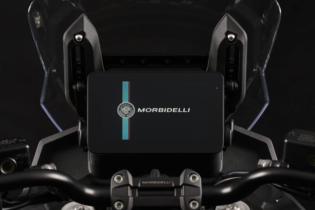 Pantalla digital de la Morbidelli T1002VX con sistema de conectividad y GPS integrado